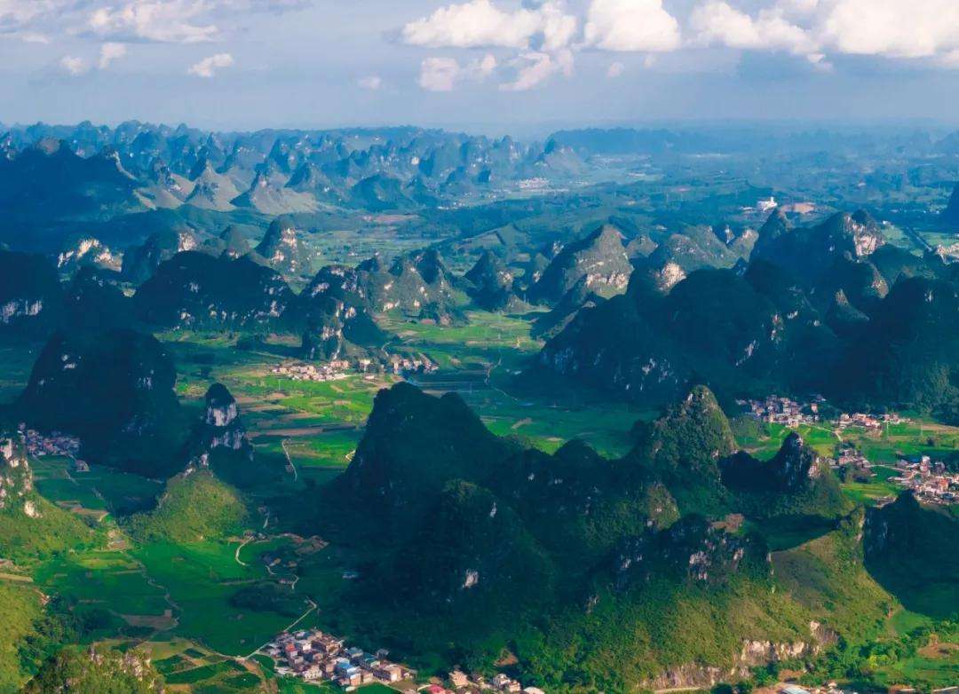 广西民族风情舞台秀，喀斯特山景下的服饰盛宴